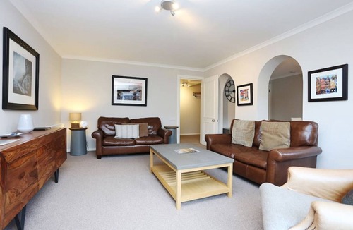 West End Apartment | Stylish Apartment near Dean Village with Parking