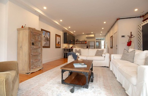 Downtown Portland Apartment | Stylish Brownstone Downtown Free St|Perfect Getaway for 2