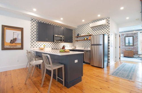 Downtown Portland Apartment | Stylish Brownstone Downtown Free St|Perfect Getaway for 2