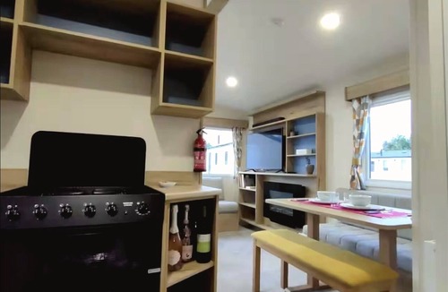 Prestonpans House | Stylish Coastal Caravan | Seton Sands | Sleeps 6 | Near Edinburgh