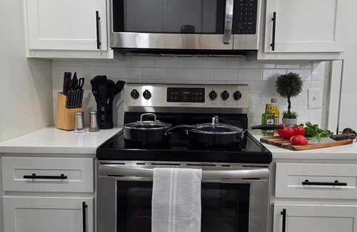Lawton House | Stylish, Cozy, and Clean 2 Bedroom