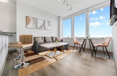 Cleveland Apartment | Stylish Downtown Condo l Free Parking l 2 TVs