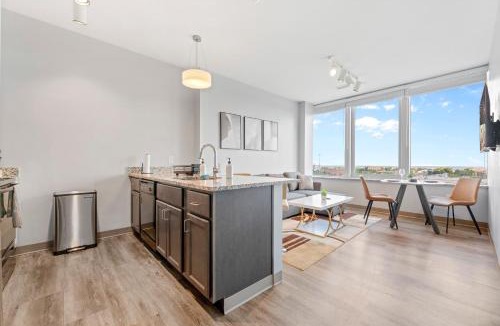 Cleveland Apartment | Stylish Downtown Condo l Free Parking l 2 TVs