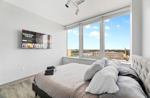 Cleveland Apartment | Stylish Downtown Condo l Free Parking l 2 TVs
