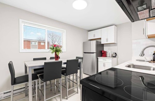 Hazel Park Apartment | Stylish Gem in Hazel Park | 1BA | 2BD