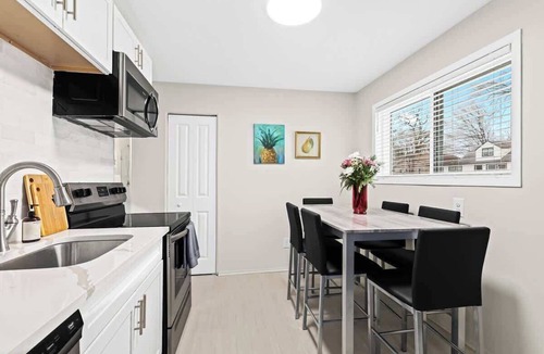 Hazel Park Apartment | Stylish Gem in Hazel Park | 1BA | 2BD
