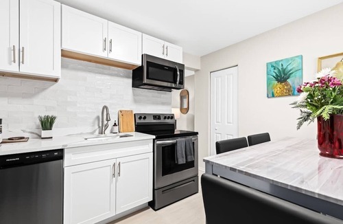 Hazel Park Apartment | Stylish Gem in Hazel Park | 1BA | 2BD