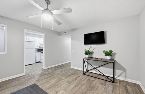 Clarksville Apartment | Stylish Highland Park 2BR 2BA Stay