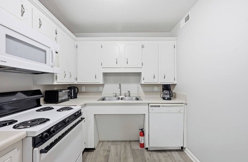 Clarksville Apartment | Stylish Highland Park 2BR 2BA Stay
