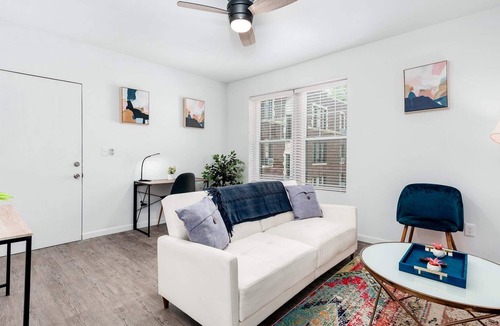 DeBaliviere Place Apartment | Stylish Luxe 2BR Apartment Cozysuites W/parking! 2E