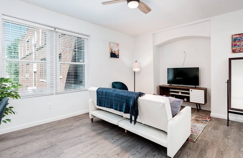 DeBaliviere Place Apartment | Stylish Luxe 2BR Apartment Cozysuites W/parking! 2E
