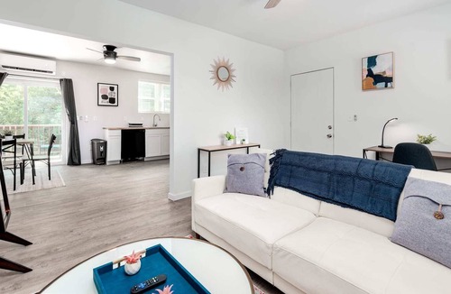 DeBaliviere Place Apartment | Stylish Luxe 2BR Apartment Cozysuites W/parking! 2E