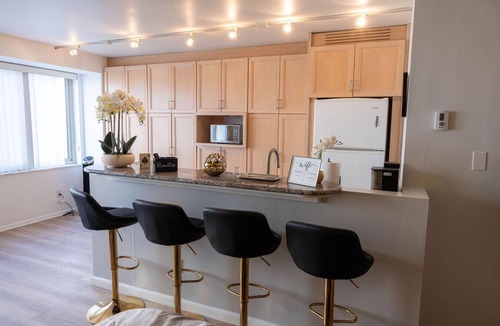 Lakewood Condo | Stylish Modern 2-Bed Condo Near Downtown
