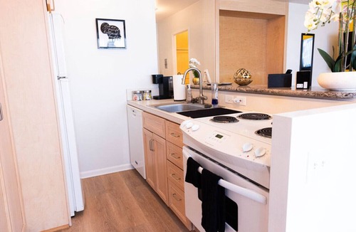 Lakewood Condo | Stylish Modern 2-Bed Condo Near Downtown