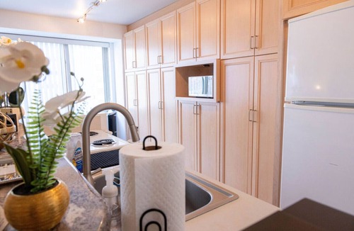 Lakewood Condo | Stylish Modern 2-Bed Condo Near Downtown