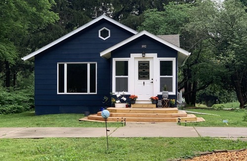 Ann Arbor House | Stylish Oasis 3Bdrm Blu Home near Univ of Michigan, Ann Arbor. Pet-Friendly!