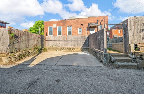 St. Louis House | Stylish Private 1BR Retreat - Firepit, Walk-In Closet + Laundry, 12-Ft Ceilings