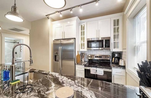 Point Breeze North Apartment | Stylish Retreat | 2BR Near Frick Park, Dining