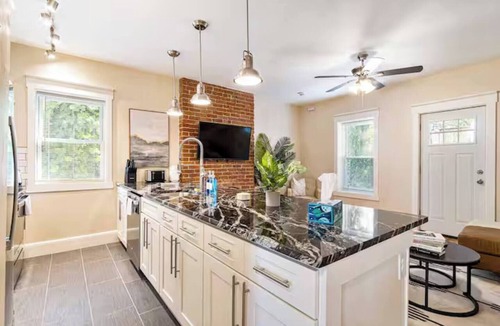 Point Breeze North Apartment | Stylish Retreat | 2BR Near Frick Park, Dining