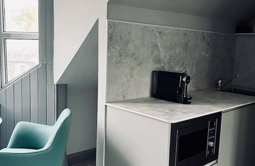 Innerleithen Apartment | Stylish studio room, twin, en-suite & kitchenette