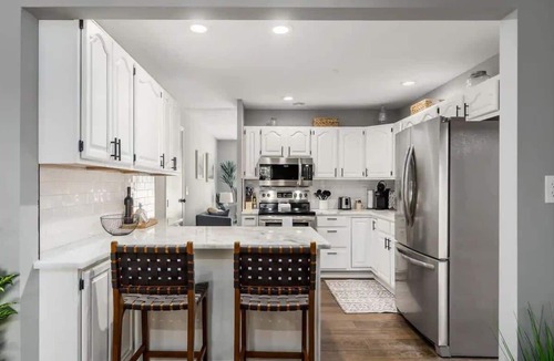 Royal Manor House | Suburban oasis perfect for families & groups