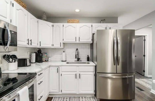 Royal Manor House | Suburban oasis perfect for families & groups