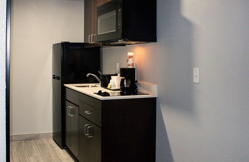 Roseville Hotel | Suburban Studios Roseville-Detroit North