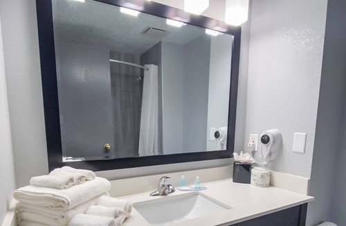 Roseville Hotel | Suburban Studios Roseville-Detroit North