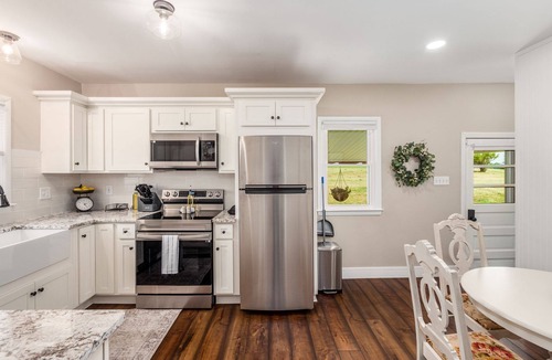 Sugar Grove House | Sugar Grove Farmhouse - Hocking Hills! - Hot Tub!