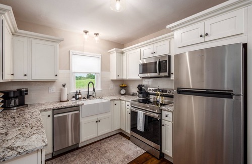 Sugar Grove House | Sugar Grove Farmhouse - Hocking Hills! - Hot Tub!