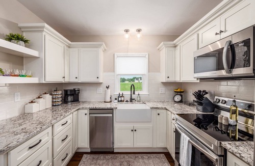 Sugar Grove House | Sugar Grove Farmhouse - Hocking Hills! - Hot Tub!
