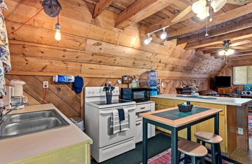 Wellington Cabin | Sugar Shack- Firepit, Wood Stove, Grill, WiFi
