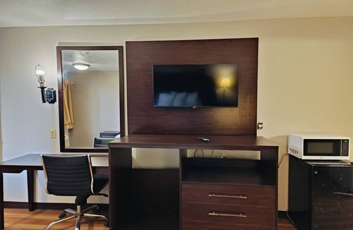 Wichita Falls Apartment | Suite - King Bed Non - Smoking