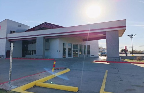 Wichita Falls Apartment | Suite - King Bed Non - Smoking