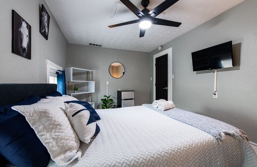 Smoketown Jackson Apartment | Suite near downtown Louisville, KY · Suite IX