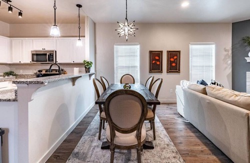 North Overton House | Suite Starry Night - 3BR/3BA - Walk to Texas Tech