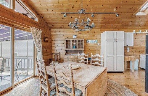 Naples House | Summer Fun, Lake View, Firepit, Outdoor grilling, walk to the lake