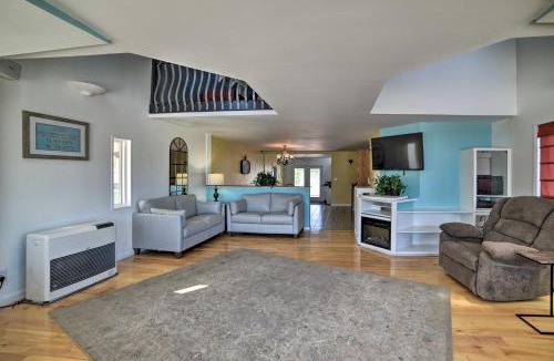 Old Orchard Beach House | Sun-Soaked Coastal Cottage w/Deck + Walk to Beach