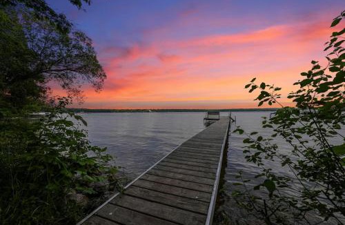 Interlochen House | Sunny 3BR with Firepit Game Yard Walk to Green Lake