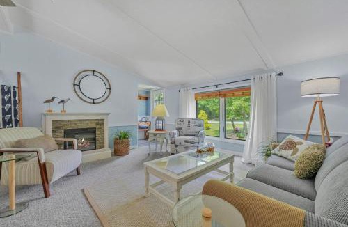 Interlochen House | Sunny 3BR with Firepit Game Yard Walk to Green Lake