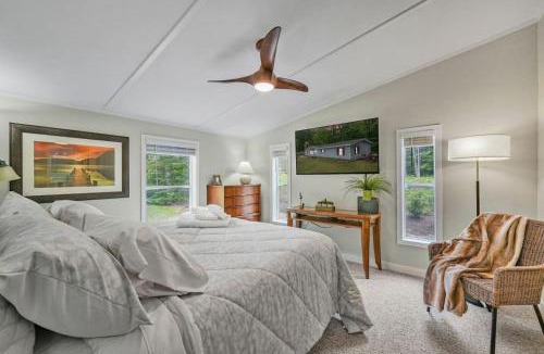 Interlochen House | Sunny 3BR with Firepit Game Yard Walk to Green Lake