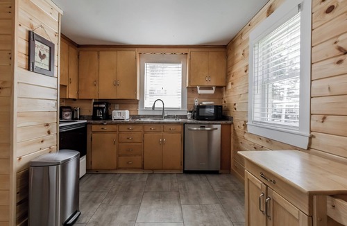 Ocean Park Cottage | Sunny and spacious beach home, just a minute to the beach!