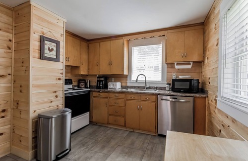 Ocean Park Cottage | Sunny and spacious beach home, just a minute to the beach!