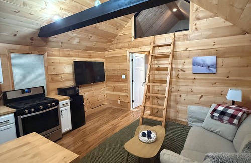 Wyman Cabin | Sunny Cabin Near Sugarloaf Mountain