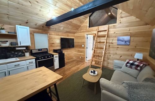 Wyman Cabin | Sunny Cabin Near Sugarloaf Mountain