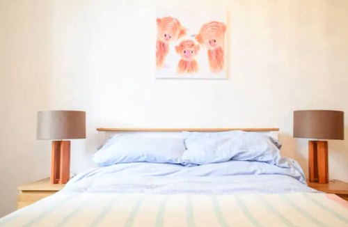 Newhaven House | Sunny Edinburgh 2 Bed.