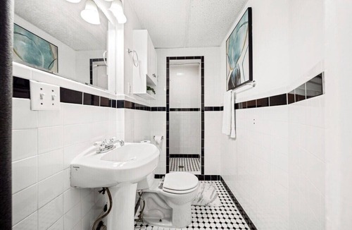 Oak Square Apartment | Sunny Master Bedroom w/Shared Bath in Clean Apt