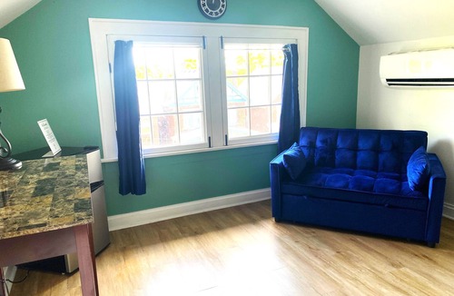 Livingston Park Apartment | Sunny Studio – Downtown Location