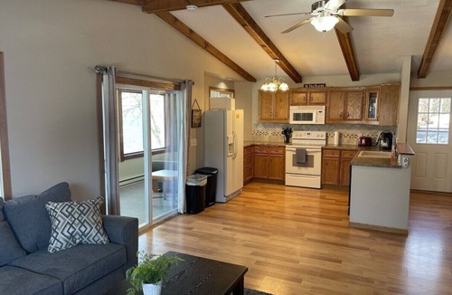 Dassel Cabin | Sunset Cabin 4-bedroom cabin in adorable Dassel perfect for relaxing getaways