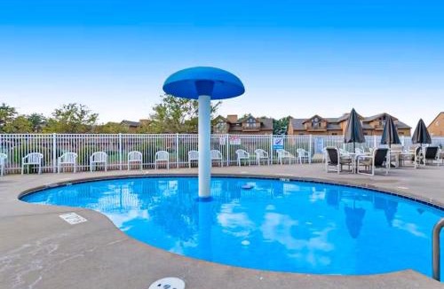 Arkdale House | Sunset Condominiums: Golf View